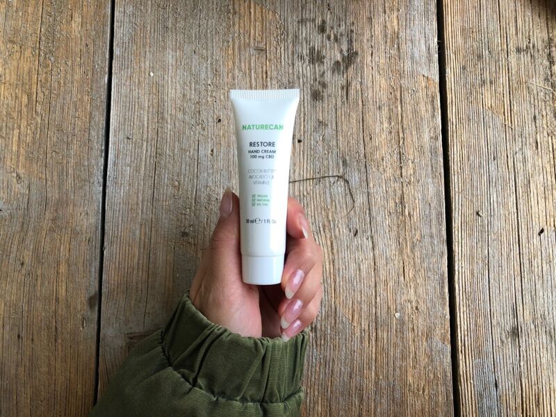 Durch die Naturecan CBD Handcreme ist die Haut langanhaltend mit Feuchtigkeit versorgt.